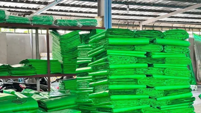 မန္တလေးမြို့ပေါ်က မိုးကာရောင်းဝယ်ရေးဆိုင်မြင်ကွင်း 