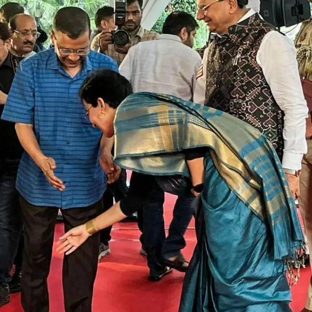 शपथ घेतल्यानंतर केजरीवाल यांचे आशीर्वाद घेत आतिशी