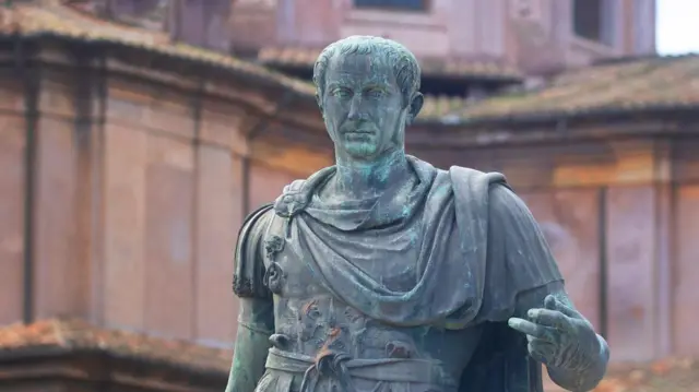 Escultura de Julio César en Roma