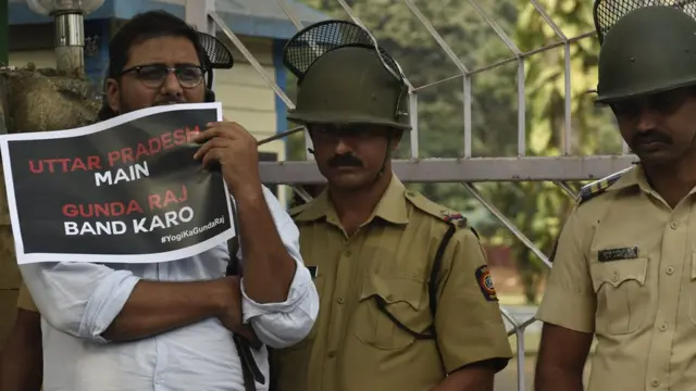 যোগী আদিত্যনাথ সরকারের 'গুন্ডারাজে'র বিরুদ্ধে প্রতিবাদ