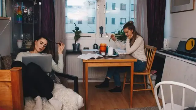 우리의 사회 불안은 우리를 진정 높이 평가할 지도 모르는 사람들과 우리의 연결을 차단할 수 있다