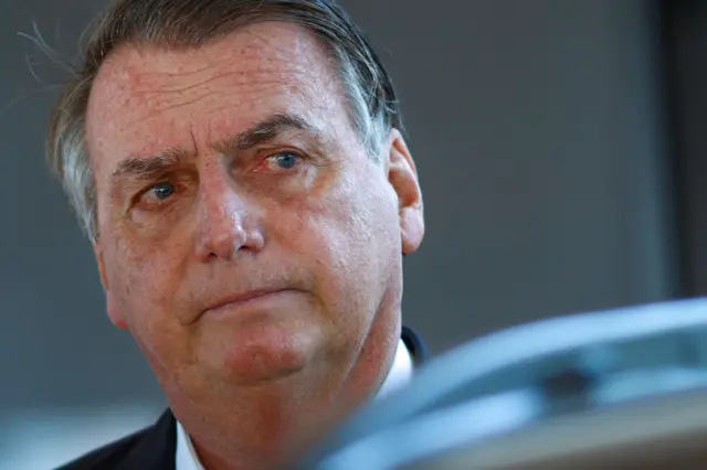 Bolsonaro prestes a entrarrobo pixbetum carro após deixarrobo pixbetcasa