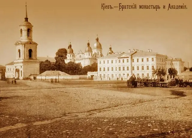 Площадь у Братского монастыря - ныне Контрактовая - 1 мая 1917 года служила местом сбора демонстрантов Подола