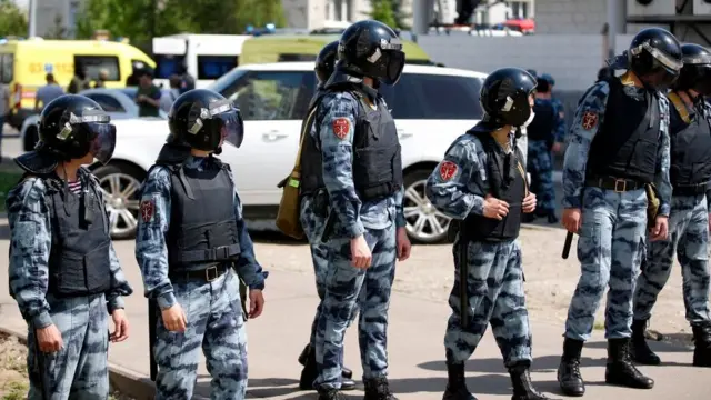 স্কুল প্রাঙ্গণে নিরাপত্তা বাহিনী