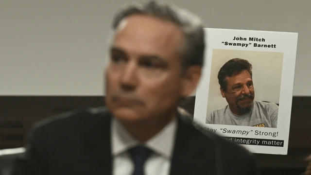 2025年4月2日，在華盛頓特區國會山莊，波音已故吹哨者約翰·巴奈特（John Barnett）的支持者舉行抗議活動，當時波音執行長凱利·奧特伯格（Kelly Ortberg）正在參議院委員會作證