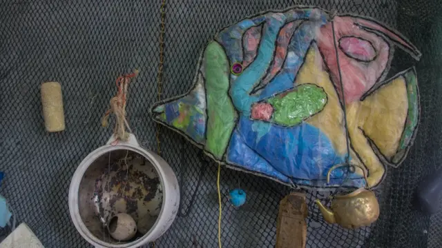 ผลงานที่สื่อถึง ปลาในท้องทะเลที่กินพลาสติกเข้าไปจนเต็มแน่นในตัว