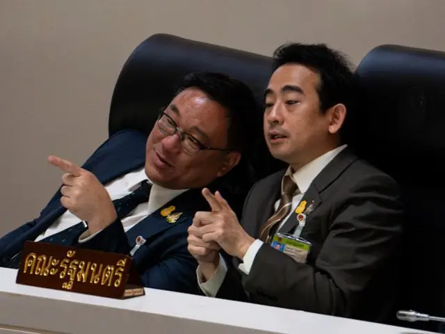 2 รมช.คลัง สังกัดพรรคเพื่อไทย