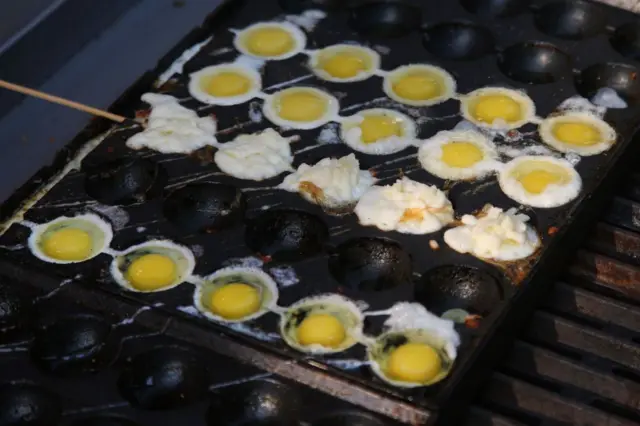 La cuisson des œufs de caille