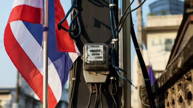 မီတာခဈေးတက်နေတဲ့ နိုင်ငံတကာ နဲ့ မြန်မာ ဘာကွာခြားလဲ 