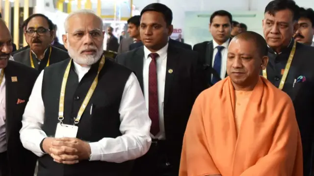 योगी आदित्यनाथ के साथ पीएम नरेंद्र मोदी