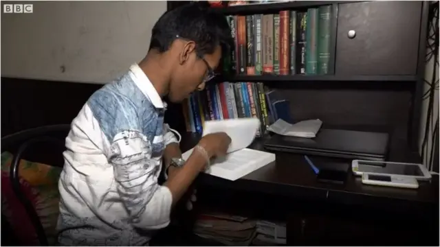 মা সীমা সরকারের স্বপ্ন ছিল, তার প্রতিবন্ধী সন্তান একদিন ঢাকা বিশ্ববিদ্যালয়ে পড়বে