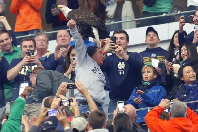 نشستن عقاب روی دست هوادارن تیم فوتبال