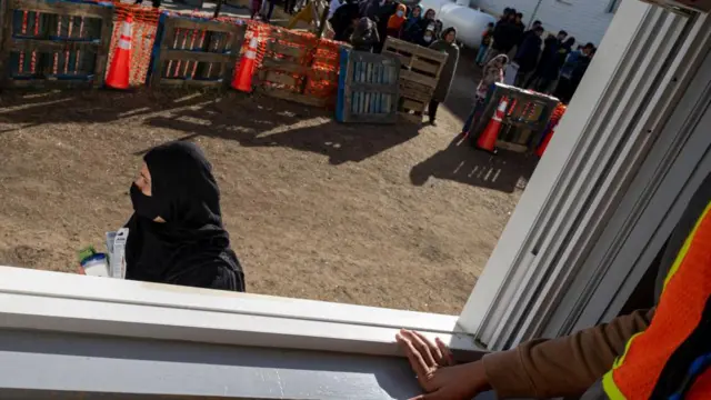 د همغږۍ دې دفتر له هغو ۱۱۸۰۰۰ افغانانو سره مېشتولو بهیر کې مرسته وکړه چې د کډوالۍ اسناد ورکړل شوي وو.