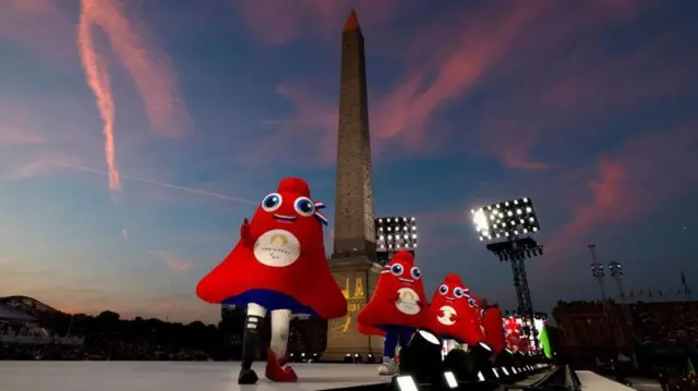 義足を着けるなどしたパラリンピックのマスコット「フリージュ」がコンコルド広場でパフォーマンスを繰り広げた