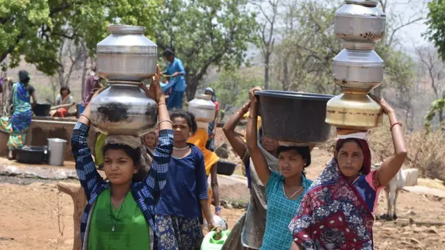 राज्यात यंदाही अनेक ठिकाणी पाणीटंचाईने लोकांना गांजलं