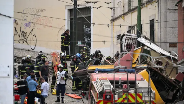 लिज्बनमा दुर्घटनाग्रस्त फ्युनिक्युलर छेउमा उद्धारकर्ताहरू