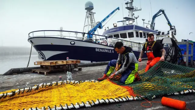 Рыбак чинит сеть