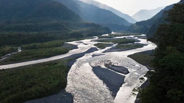 Rio Pastaza nos Andes, no Equador