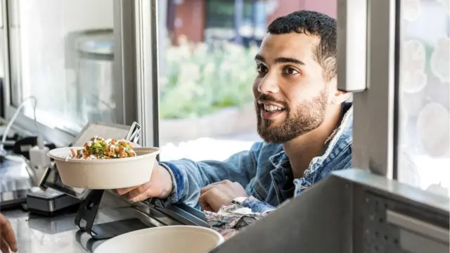 Еще один хороший пример приятного ожидания - уличные лотки с едой, приготавливаемой у вас на глазах. Только в отличие от интернет-сайтов, это реальная работа, а не ее симуляция для привлечения внимания пользователя