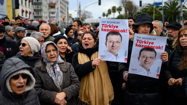 प्रतिबंध के बावजूद प्रदर्शन करते इकरम इमामोअलू के समर्थक