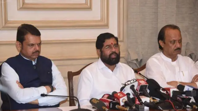  मुख्यमंत्र्यांकडे अंतिम मंजुरीसाठी एखादी फाईल जाण्याअगोदर ती फडणवीस यांच्यामार्फत यावी, असं ठरलं.