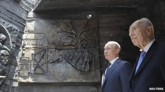 Vladimir Putin (L) and Shimon Peres at the Netanya memorial , 25 June