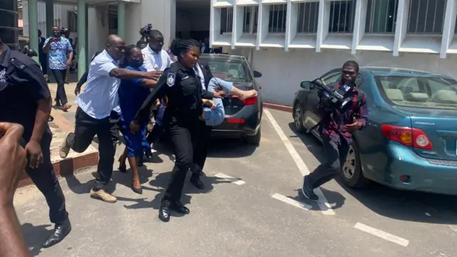 Di suspect wey collapse for court