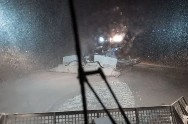 منظر لعمل الجرارات من داخل مقصورة.