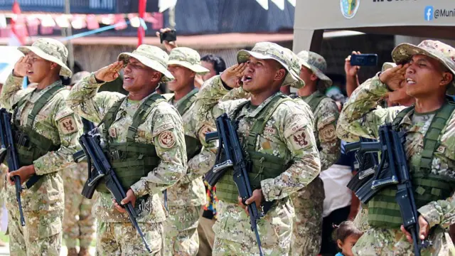 Militares cantan el himno nacional de Perú en Santa Rosa a comienzos de agosto.