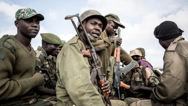 Des soldats de la RDC escortent des travailleurs de la santé