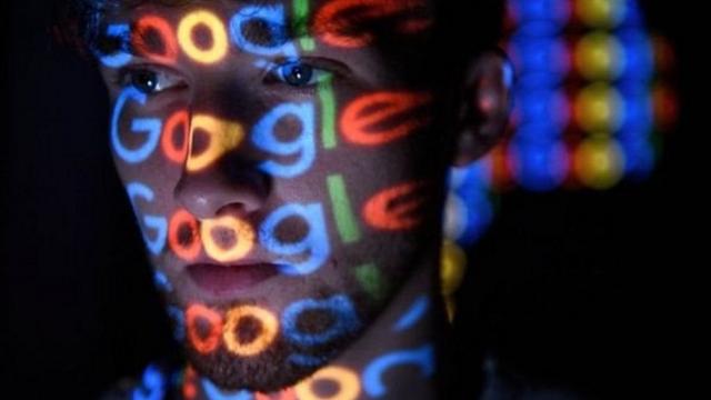 Отражение надписи "Google" на лице человека