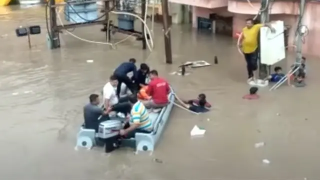 ભારે વરસાદને કારણે લોકોને બોટથી બચાવવાની કામગીરી શરૂ કરાઈ હતી