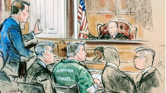 Manafort asistió a la Corte en silla de ruedas y con un uniforme verde de prisionero.