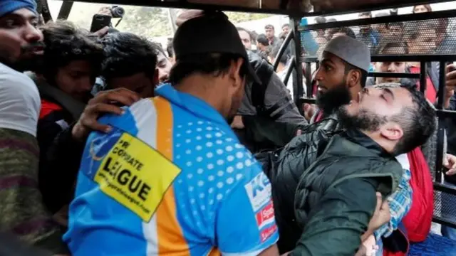 घायलों को अस्पताल ले जाते हुए छात्र