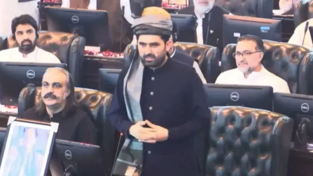 تصویری از سهیل افریدی وزیر اعلای خیبرپختونخوا در مجلس ایالتی، شمار دیگری از نمایندگان نیز دیده می‌شوند