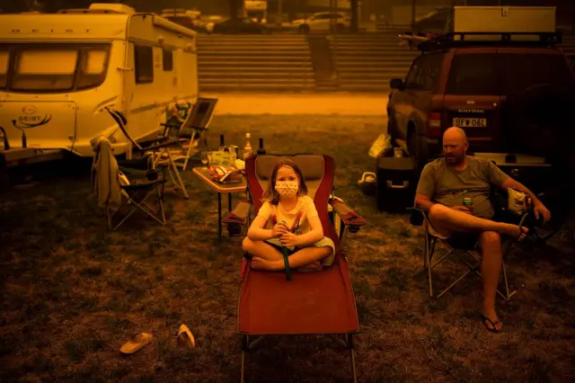 Евакуйовані родини мешкають у наметових містечках