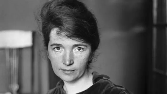 Margaret Sanger em foto preto e branco olhando para a câmera