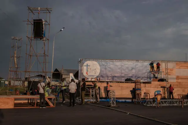 Des ouvriers montent une scène