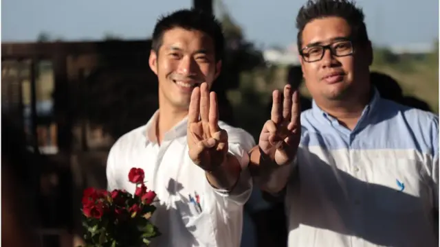 สัญลักษณ์ "ชูสามนิ้ว" กลายเป็นภาพประจำตัวของหัวหน้า อนค.