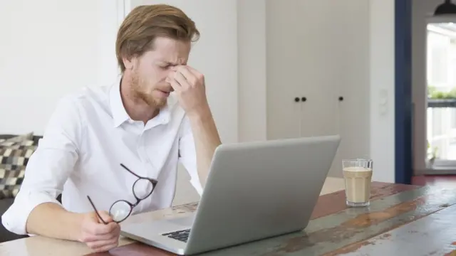 Bilgisayarı başında stresli ve yorgun adam