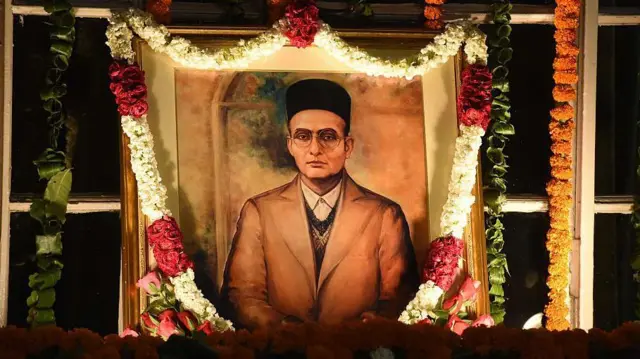 सावरकरांच्या या उडीचा संदर्भ 8 जुलै 1910 रोजी फ्रान्सच्या मार्से या बंदरावर घडलेल्या घटनेचा आहे.