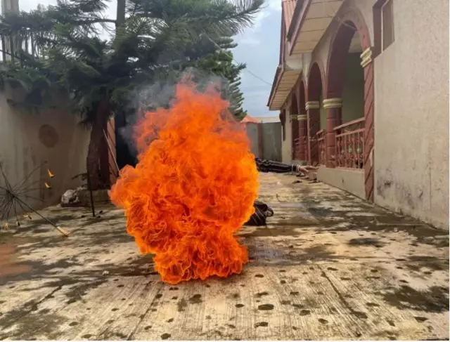 Solomon John lokacin da yake wasa da wuta 