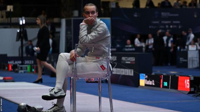 Anna Smirnova sentada en una silla en señal de protesta