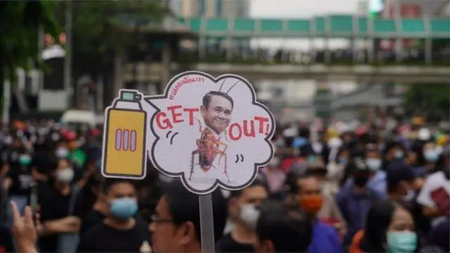 ป้ายโจมตี พล.อ. ประยุทธ์ ถูกผู้ชุมนุม "ราษฎร" นำมาใช้ระหว่างการชุมนุมเมื่อ ต.ค. 2563 เพื่อกดดันให้นายกฯ ลาออก