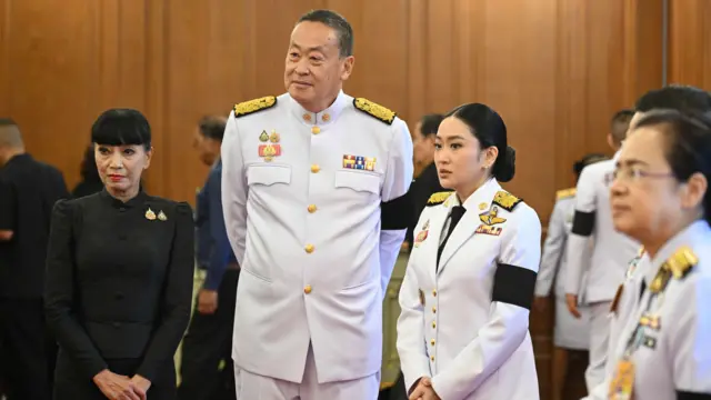 อดีตนายกรัฐมนตรีเศรษฐา ทวีสิน พร้อมด้วยภริยา และ น.ส.แพทองธาร ชินวัตร อดีตนายกรัฐมนตรี เข้าร่วมพิธีถวายน้ำสรงพระบรมศพเบื้องหน้าพระฉายาลักษณ์ สมเด็จพระนางเจ้าสิริกิติ์ พระบรมราชินีนาถ พระบรมราชชนนีพันปีหลวง