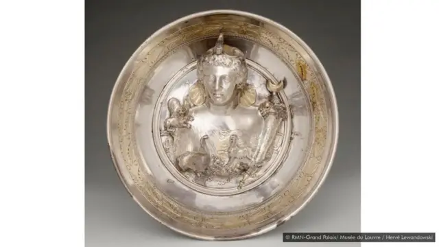 《奢华品之展》其中一件展品，是属于古罗马博斯科雷亚莱宝藏的银器。博斯科雷亚莱宝藏是指在庞贝古城遗址附近一个古罗马别墅出土的大批金银器具。