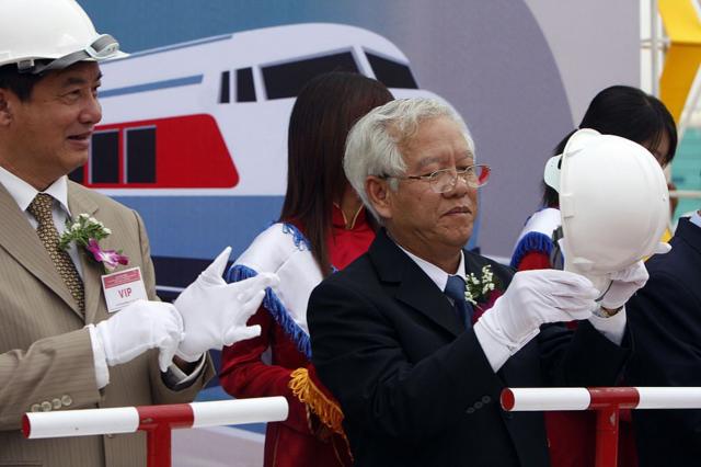 Chủ tịch UBND TP HCM Lê Hoàng Quân dự lễ động thổ tuyến Metro số 1 vào năm 2008. Sau 16 năm, tuyến tàu điện này vẫn chưa hoàn thành, trong khi ông Quân tiếp tục bị đề nghị kỷ luật vì các vi phạm trong thời gian lãnh đạo thành phố lớn nhất nước.