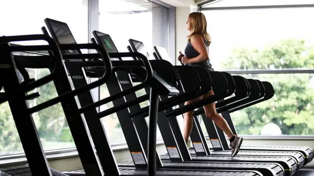 жена у теретани трчи на траци