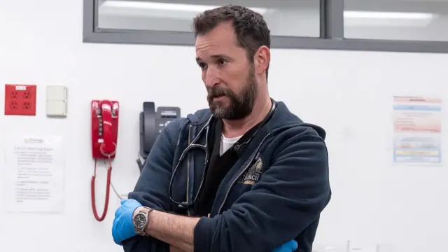 Noah Wyle interpretando al dr. Michael "Robby" Robinavitch