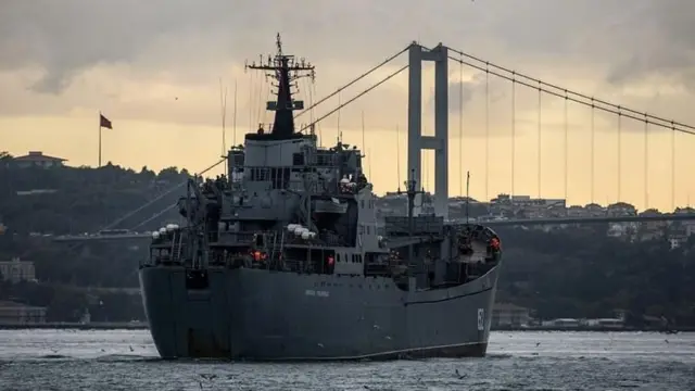 İstanbul Boğazı'nda bir savaş gemisi